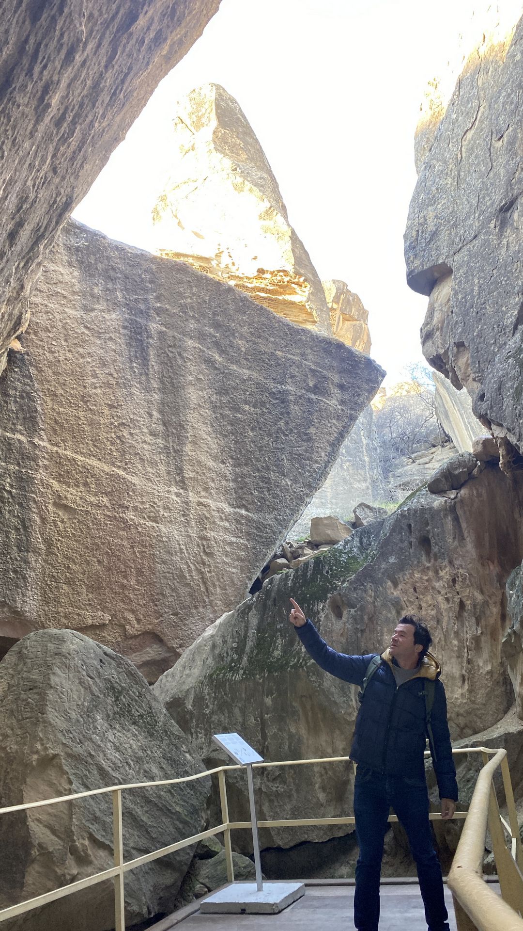 Il parco nazionale Gobustan: alla scoperta dell&apos;Azerbaigian dei vulcani di fango e delle incisioni rupestri 